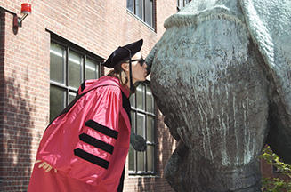 Anji kissing rhino statue
