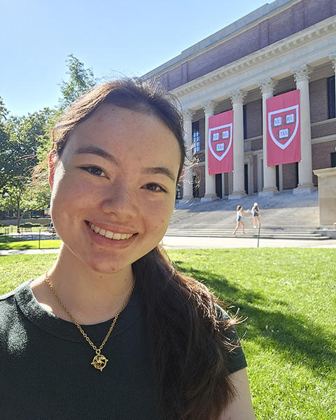 Profile picture of Harvard undergraduate student Elizabeth Miri